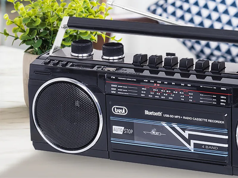 Rádiomagnetofón Trevi RR 501BT Black prehráva klasické audiokazety.