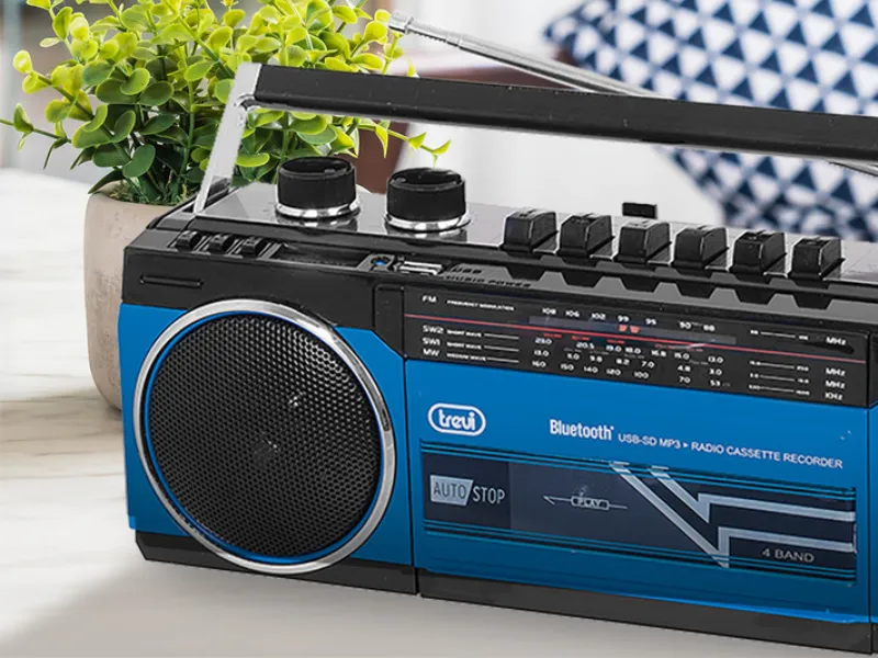 Rádiomagnetofón Trevi RR 501BT Blue prehráva klasické audiokazety.