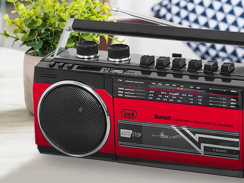 Rádiomagnetofón Trevi RR 501BT Red prehráva klasické audiokazety.