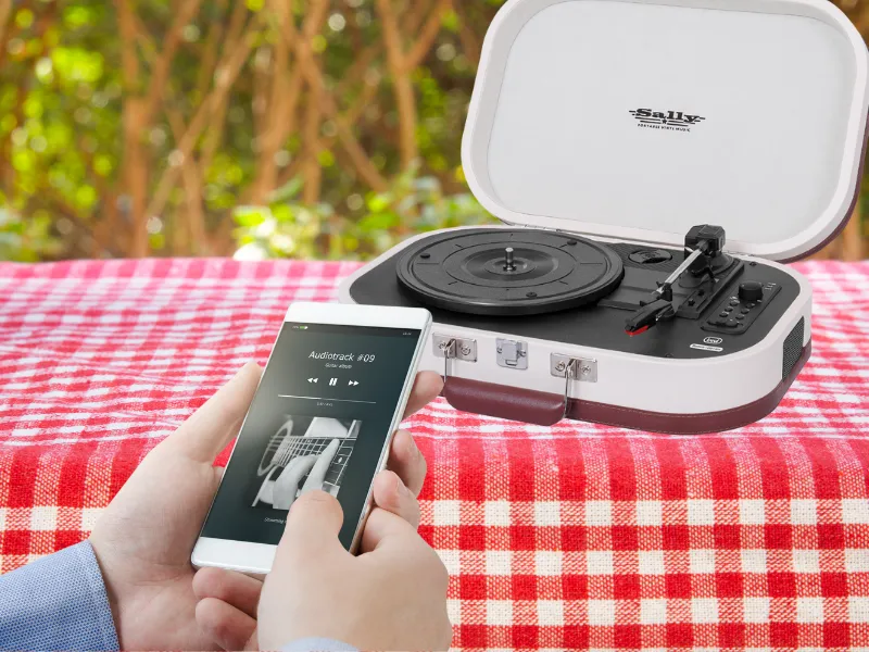 Vďaka 2 stereo reproduktorom a Bluetooth pripojením prenosného gramofónu Trevi TT 1020 BT Beige môžete počúvať vaše vinyly okamžite.