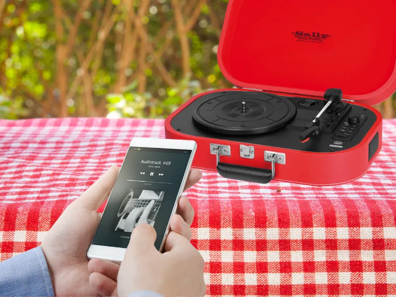 Vďaka 2 stereo reproduktorom a Bluetooth pripojením prenosného gramofónu Trevi TT 1020 BT Red môžete počúvať vaše vinyly okamžite.