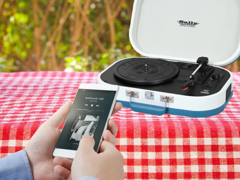 Vďaka 2 stereo reproduktorom a Bluetooth pripojením prenosného gramofónu Trevi TT 1020 BT Turquoise môžete počúvať vaše vinyly okamžite.