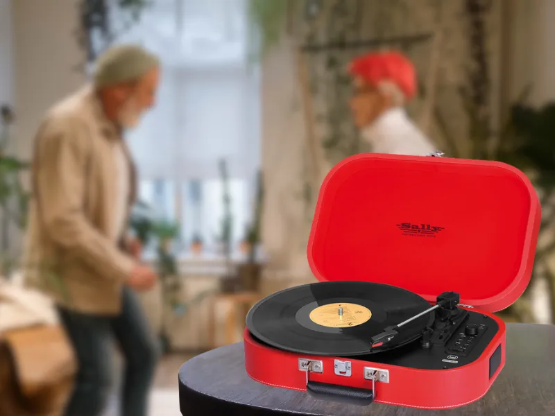 Nie je vinylová platňa, s ktorou by si prenosný gramofón Trevi TT 1020 BT Red neporadil.