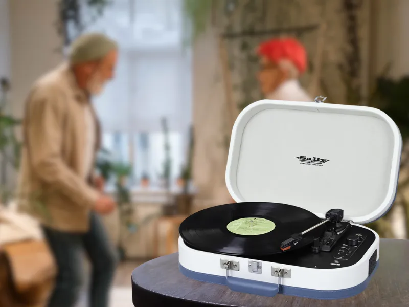 Nie je vinylová platňa, s ktorou by si prenosný gramofón Trevi TT 1020 BT Turquoise neporadil.