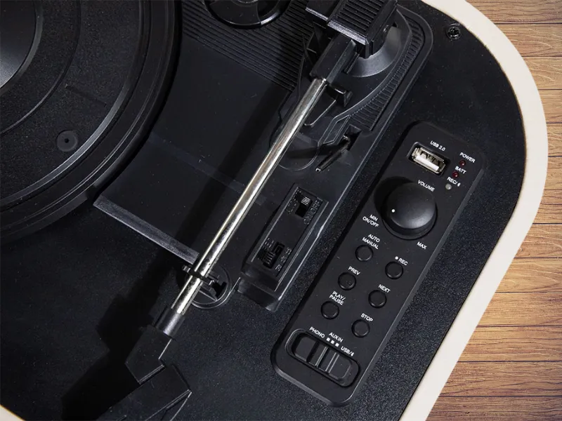 USB vstup gramofónu Trevi TT 1020 BT Beige vám umožní prehrávať hudbu aj bez toho, aby ste mali platne poruke.