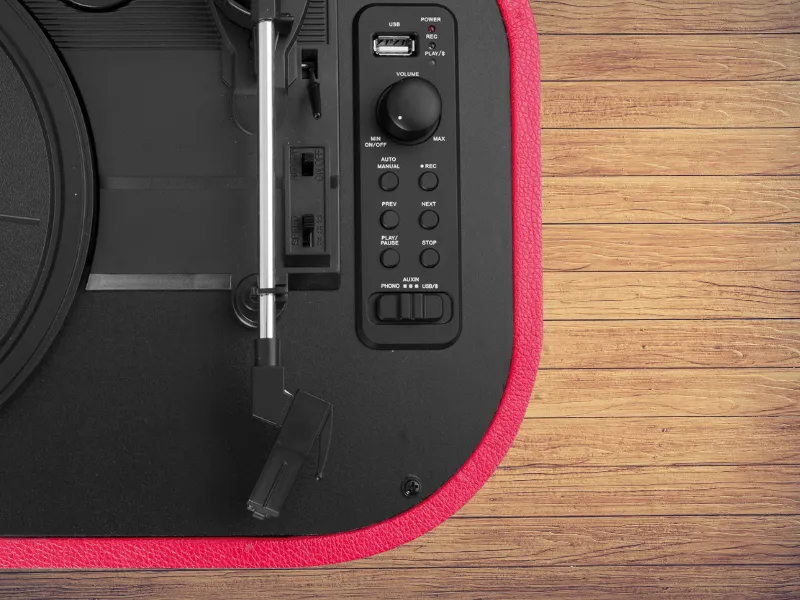 USB vstup gramofónu Trevi TT 1020 BT Red vám umožní prehrávať hudbu aj bez toho, aby ste mali platne poruke.