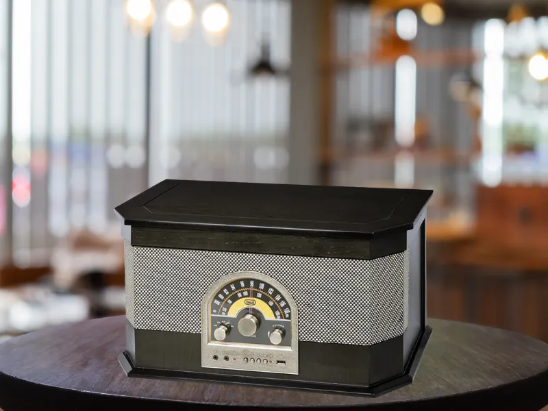 Gramofón Trevi TT 1040 BT Black vám nielenže prinesie zvuk podfarbený nostalgickými tónmi vinylu, ale aj štýlový drevený retro dizajn-