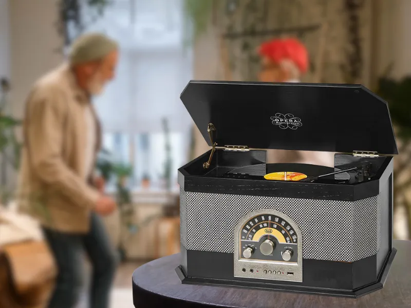 Nie je vinylová platňa, s ktorou by si retro gramofón Trevi TT 1040 BT Black neporadil.