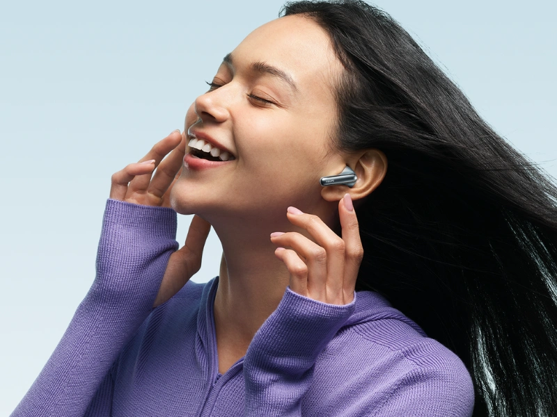 AI algoritmus v sl&uacute;chadl&aacute;ch Xiaomi REDMI Buds 8 Pro rozpozn&aacute; v&aacute;&scaron; hlas a odfiltruje ru&scaron;iv&eacute; zvuky.