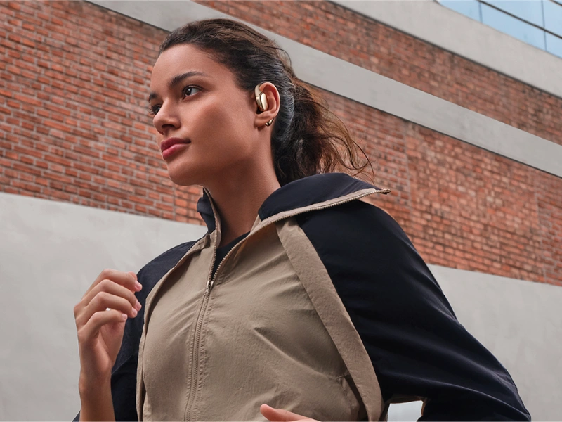 Revolučný otvorený dizajn slúchadiel OpenWear Stereo Pro vám umožní vnímať svet okolo.