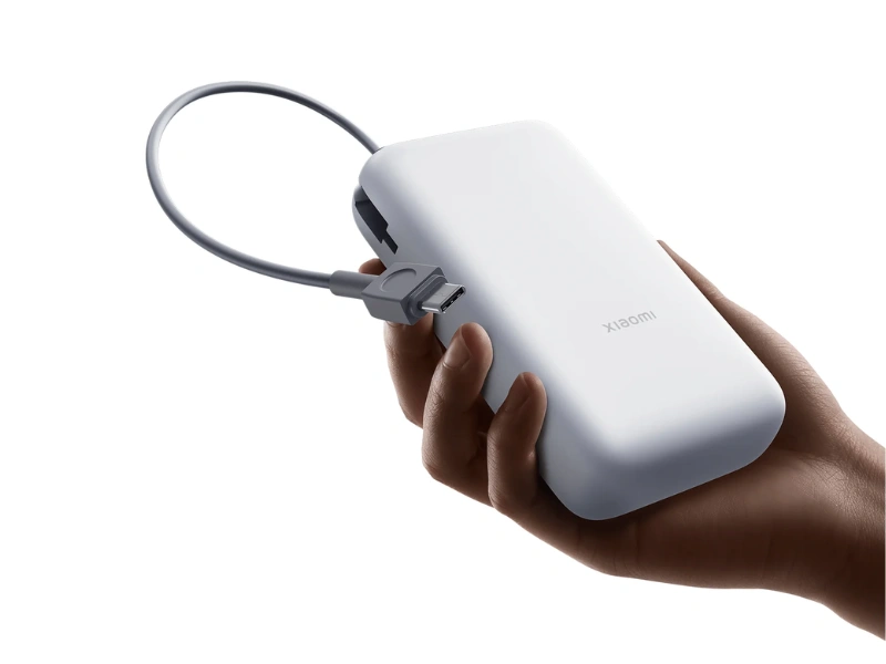 Powerbanka Xiaomi 20 000 má pre pohodlnejšie používanie integrovaný kábel.