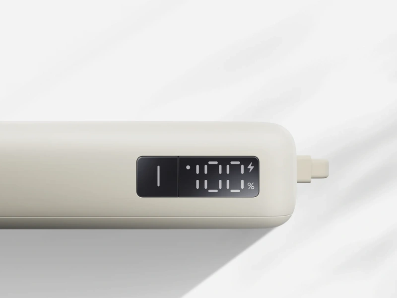 LED displej na powerbanke Xiaomi 67 W 10 000 zobrazuje prsný stav batérie v percentách.