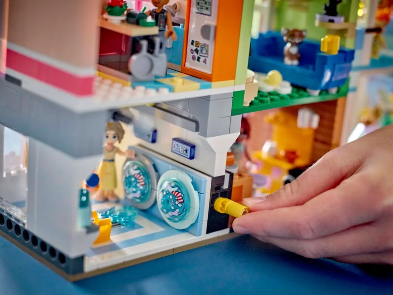 LEGO® Friends Apartmány a obchody v mestečku Heartlake.