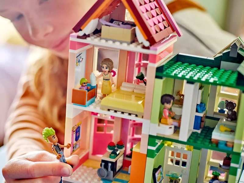 Stavebnica LEGO® 42670 Friends Apartmány a obchody v mestečku Heartlake.