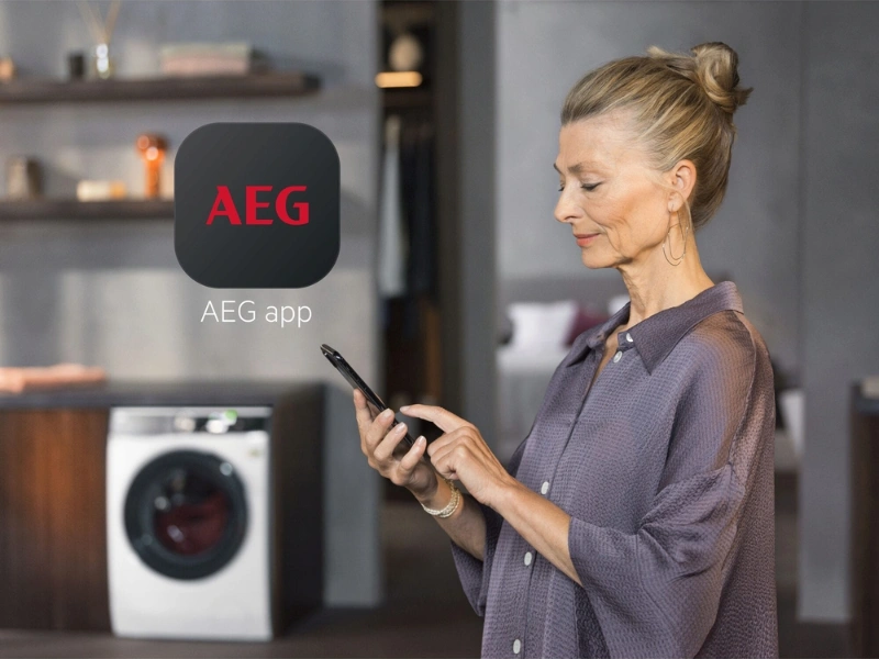 Spredu plnenú práčku AEG LFR95967UC môžete ovládať na diaľku pomocou aplikácie My AEG Care.