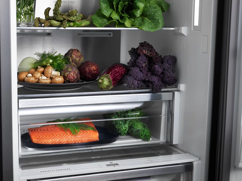 Biele chladničky s mrazničkou vntorn usporiadanie.