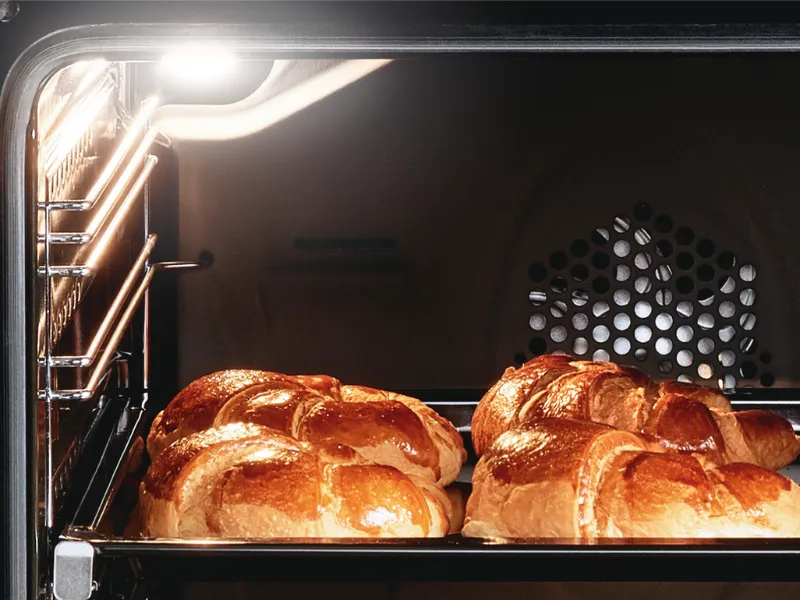 Majte situáciu pod kontrolou s halogenovým osvetlením v rúre Beko BBIE123001X