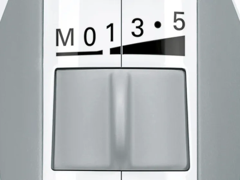 &Scaron;ľahač Bosch MFQ4070 m&aacute; 5 stupňov r&yacute;chlosti a turbo funkciu.