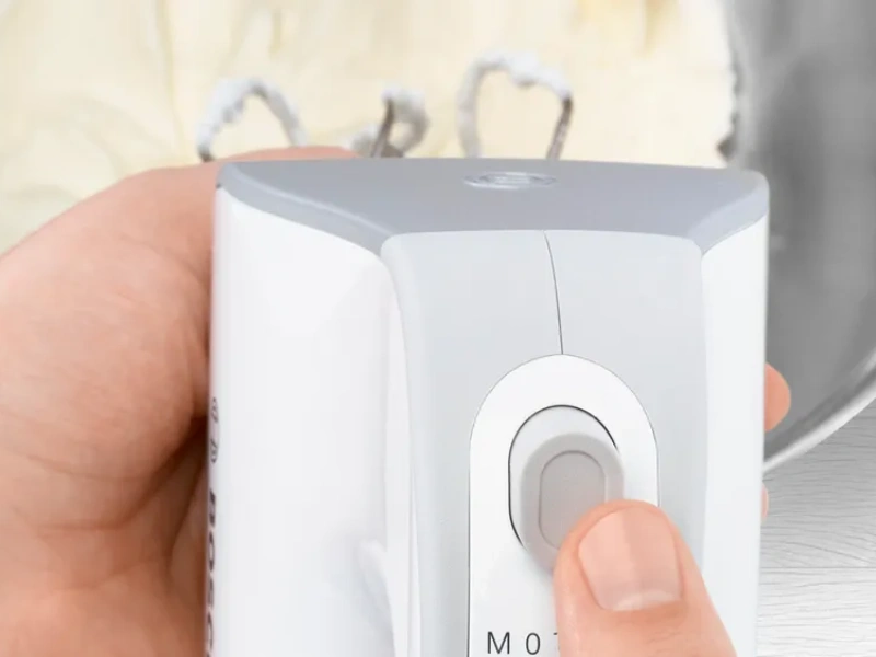 Pr&iacute;slu&scaron;enstvo na &scaron;ľahači Bosch MFQ4070 vymen&iacute;te pomocou tlačidla na uvoľnenie n&aacute;stavcov.