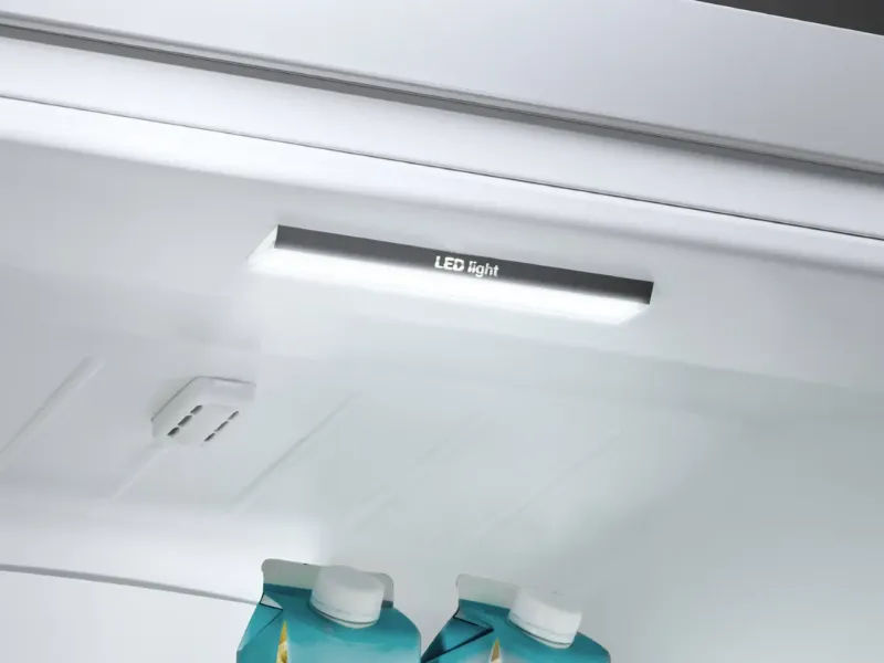 Nechajte LED osvetlenie, aby prežiarilo vnútro vašej chladničky Bosch KIN86ADD0.