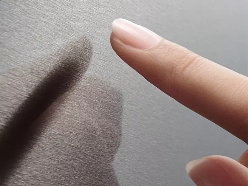 Špeciálna povrchová úprava AntiFingerprint minimalizuje viditeľné odtlačky prstov, takže vaša umývačka Bosch SMS25AI05E vyzerá stále ako nová.