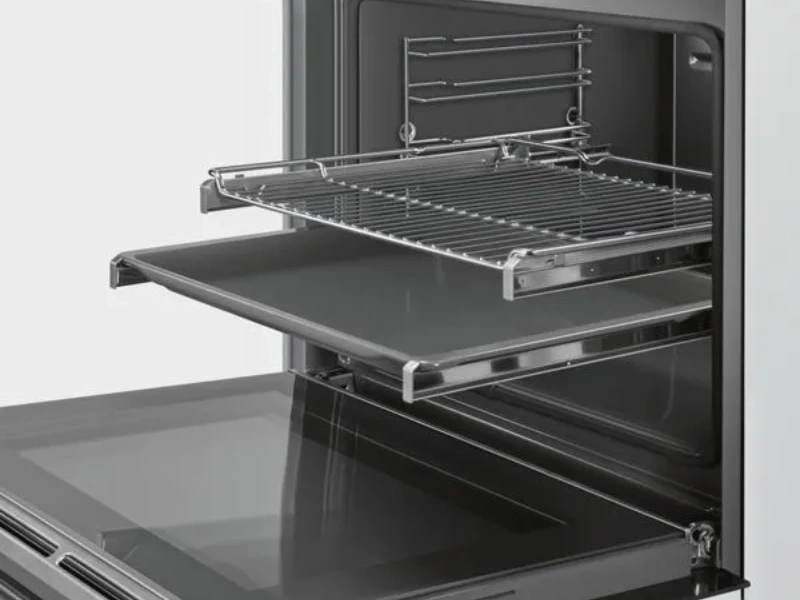 Zozn&aacute;mte sa s jednon&aacute;sobn&yacute;m teleskopick&yacute;m v&yacute;suvom, ktor&yacute; v&aacute;m poskytne mimoriadnu stabilitu a bezpečn&uacute; manipul&aacute;ciu s hor&uacute;cimi plechmi v r&uacute;re Bosch HBF153EB0