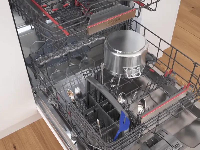 Vario koše a príborová zásuvka Vario Drawer vám dovolí využiť vnútorny priestor umývačky riadu Bosch SMI4EVS08E na maximum.