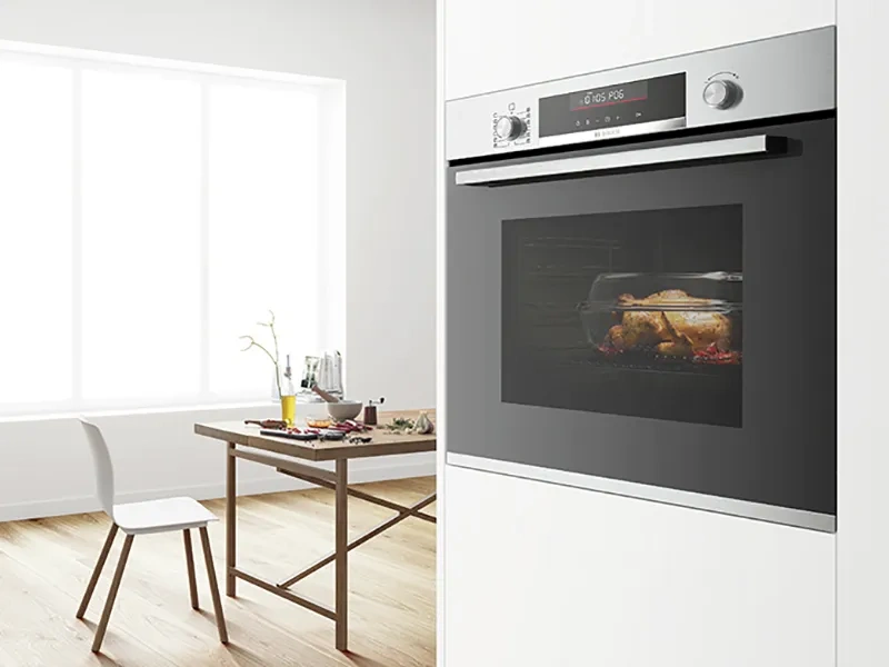 Vložte jedlo do rúry Bosch HBA372EB3, vyberte 1 z 10 automatických programov, zadajte hmotnosť a počkajte si na chutný výsledok.