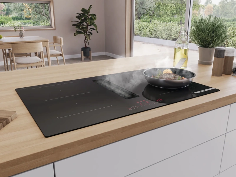 Varná doska Bosch PVS811B16E má zabudovaný odsávač pár.