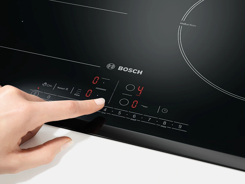 Pomocou funkcie QuickStart rozpozná varná doska Bosch PVQ811H26E polohu riadu a sama sa aktivuje.
