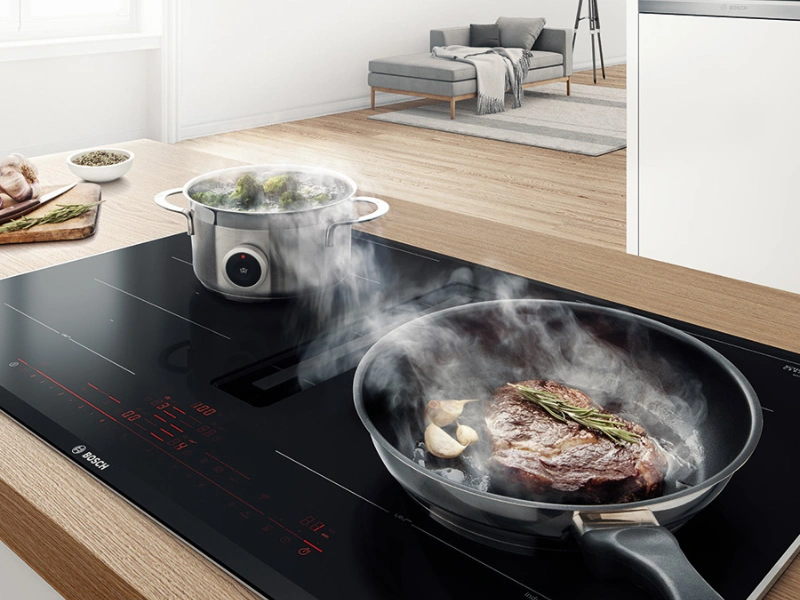 Indukčná varná doska Bosch PVQ811H26E má integrovaný odsávač pár.