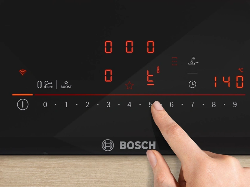 S&uacute;časťou varnej dosky Bosch PXL811H26E je dotykov&yacute; ovl&aacute;dac&iacute; panel DirectSelect+.