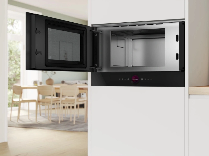Mikrovlnná rúra Bosch BFL7221W1 disponuje senzorovým tlačidlom pre otváranie dvierok.