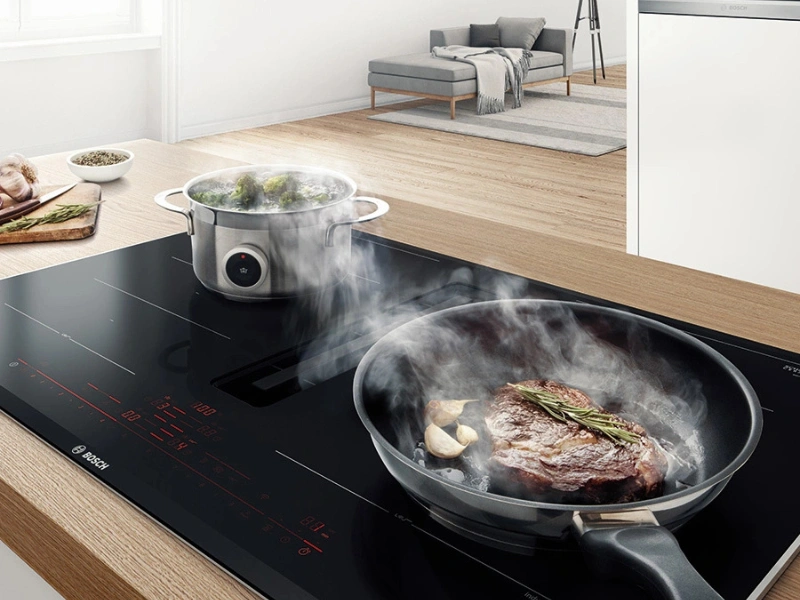 Indukčná varná doska Bosch PVS81AB16E má integrovaný odsávač pár.
