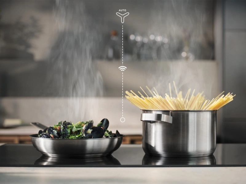 Funkcia Hob2Hood&reg; bezdr&ocirc;tovo pripoj&iacute; digestor a automaticky uprav&iacute; jeho v&yacute;kon podľa zvolenej teploty na varnej doske Electrolux EIV9467