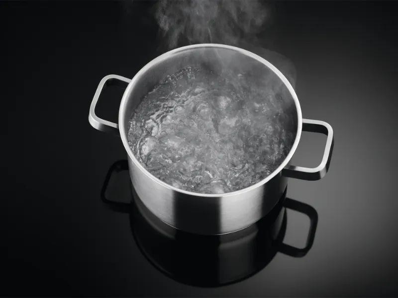 Funkcia PowerBoost okamžite zvýši výkon indukčnej varnej dosky Electrolux EIV63440BS na maximum