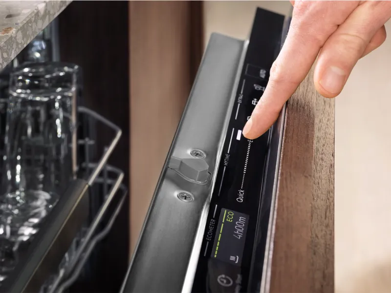 Umývačka Electrolux EEG62310L si s posuvným dotykovým ovládaním Quickselect môžete vybrať preferovaný čas cyklu alebo úsporu energií.