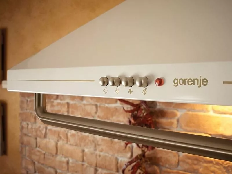 Odsávač pár Gorenje gimbíkmi a rukoväťami so zlatým povrchom