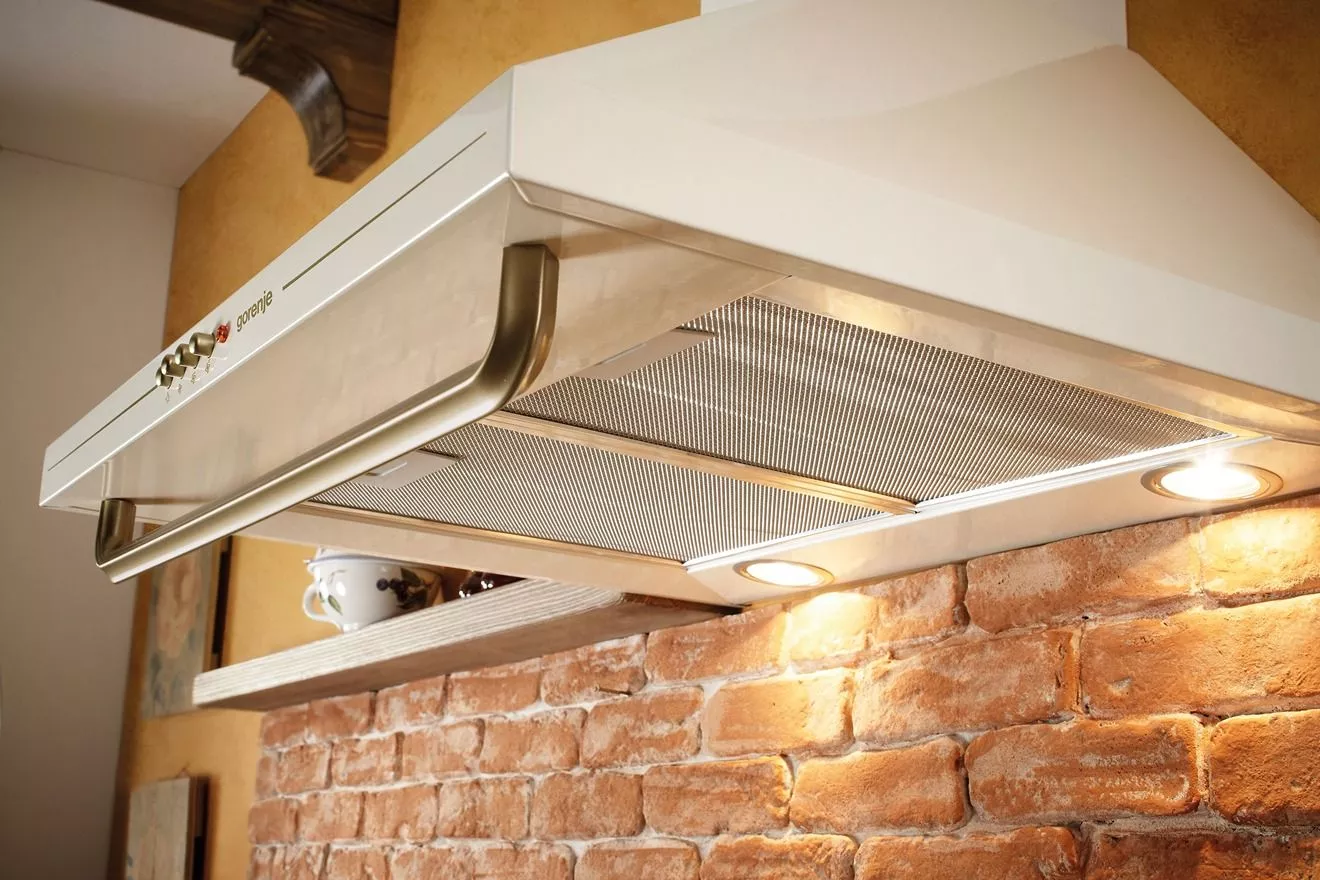 Odsávač pár Gorenje gimbíkmi a rukoväťami so zlatým povrchom