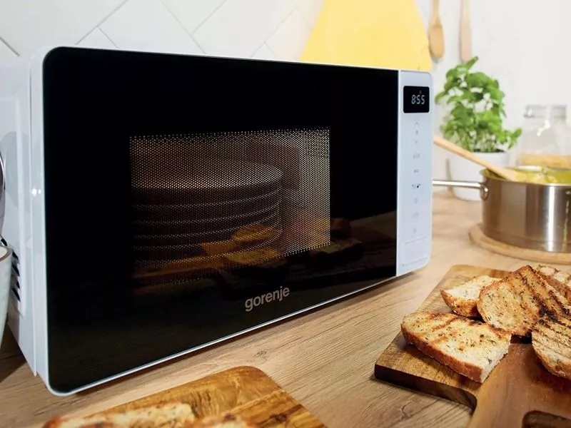 Mikrovlnn&aacute; r&uacute;ra Gorenje s funkciou na zohrievanie tanierov