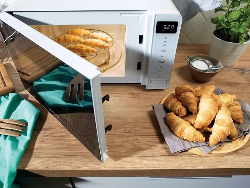 Mikrovlnn&aacute; r&uacute;ra Gorenje s funkciou StepBake