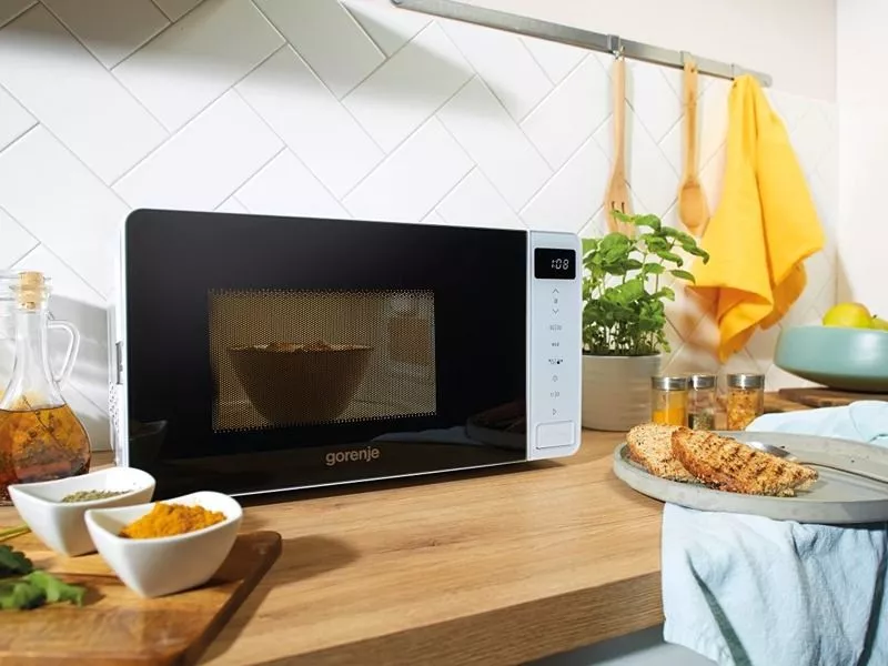 Mikrovlnn&aacute; r&uacute;ra Gorenje s funkciou udržiavania tepla