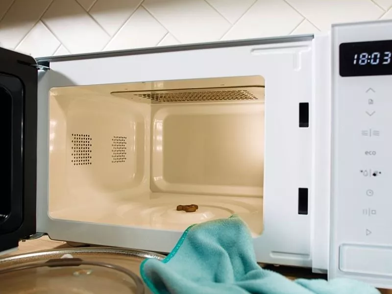 Mikrovlnn&aacute; r&uacute;ra Gorenje sa jednoducho čist&iacute;