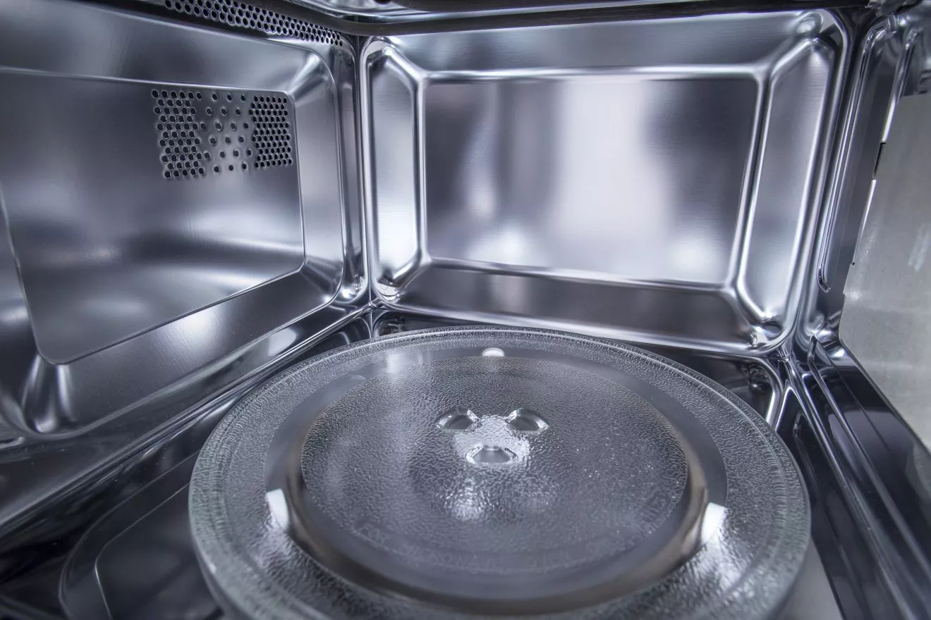 Mikrovlnka Gorenje s vnútrom z nehrdzavejúcej ocele