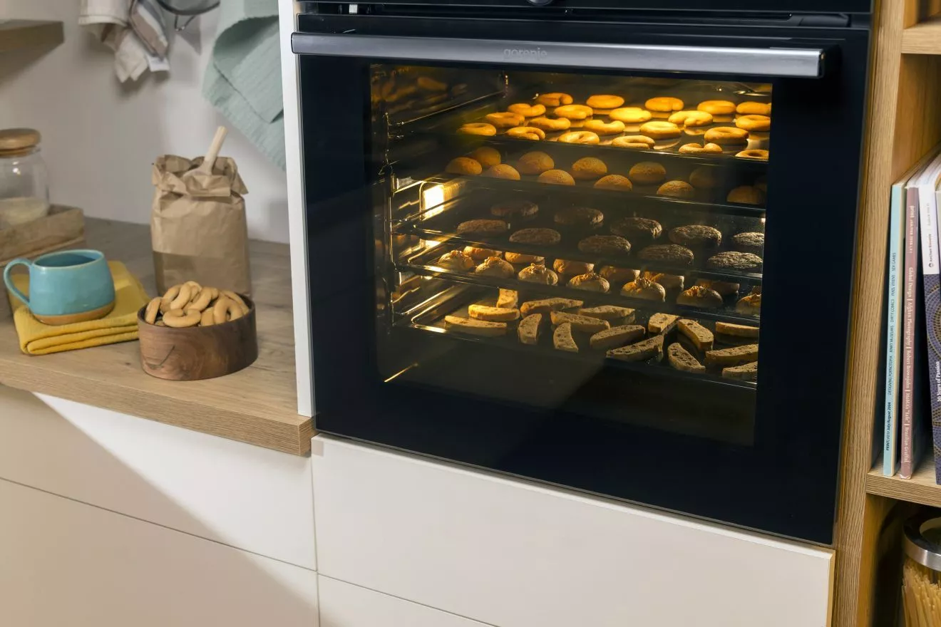 Elektrická rúra Gorenje poskytuje dokonalý pohľad na to čo sa deje vo vnútri