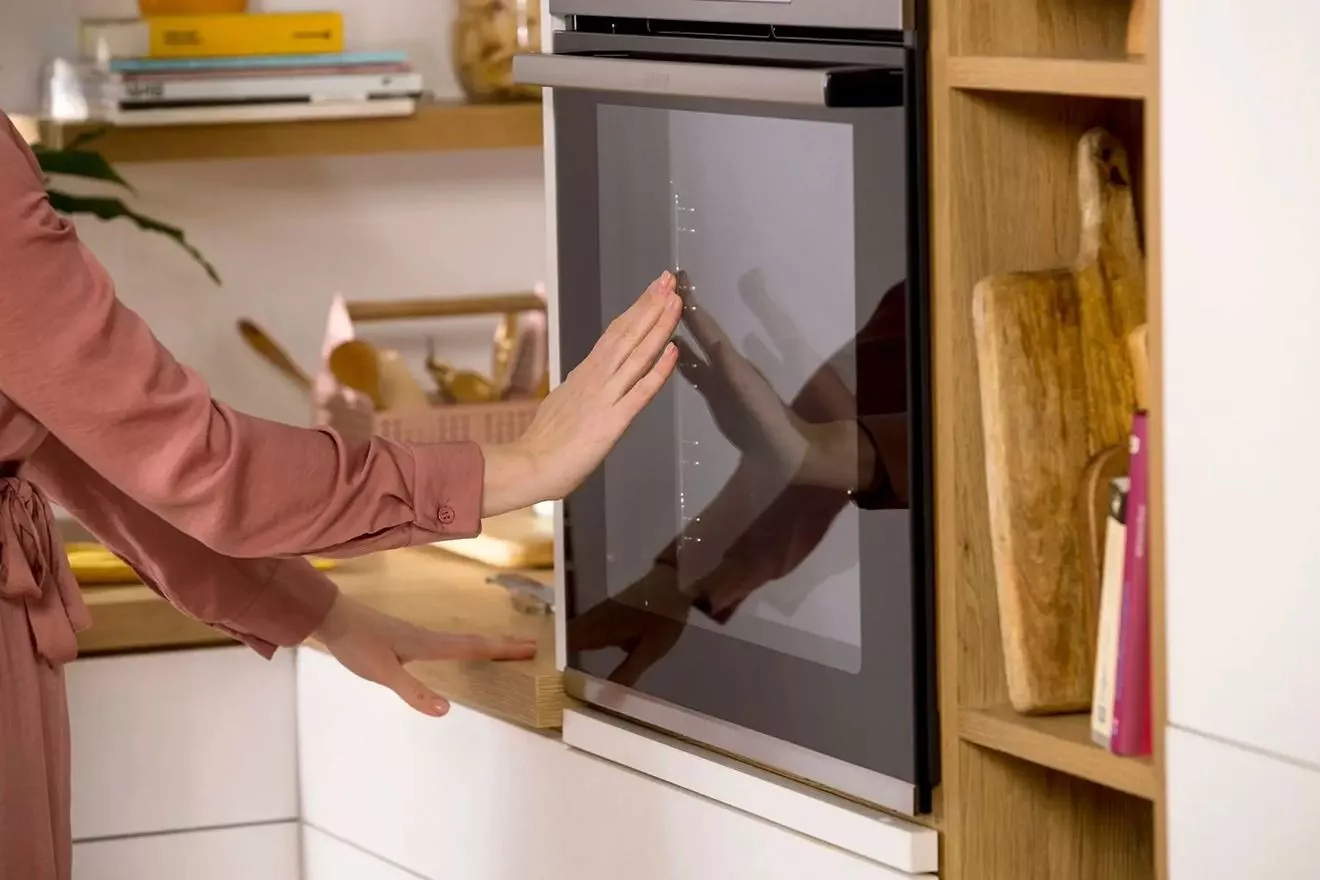 Elektrická rúra Gorenje udržuje teplo vo vnútri s funkciou Cool Door