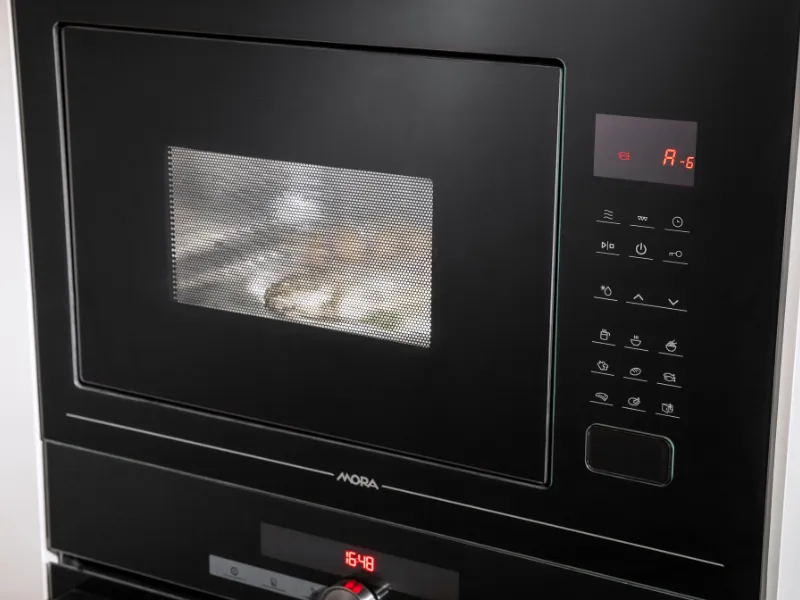 vnútorné osvetlenie mikrovlnky Mora VMT 745 B obsiahne každý jej kút, vďaka čomu budete vždy presne vedieť, kedy je váš obed hotový.