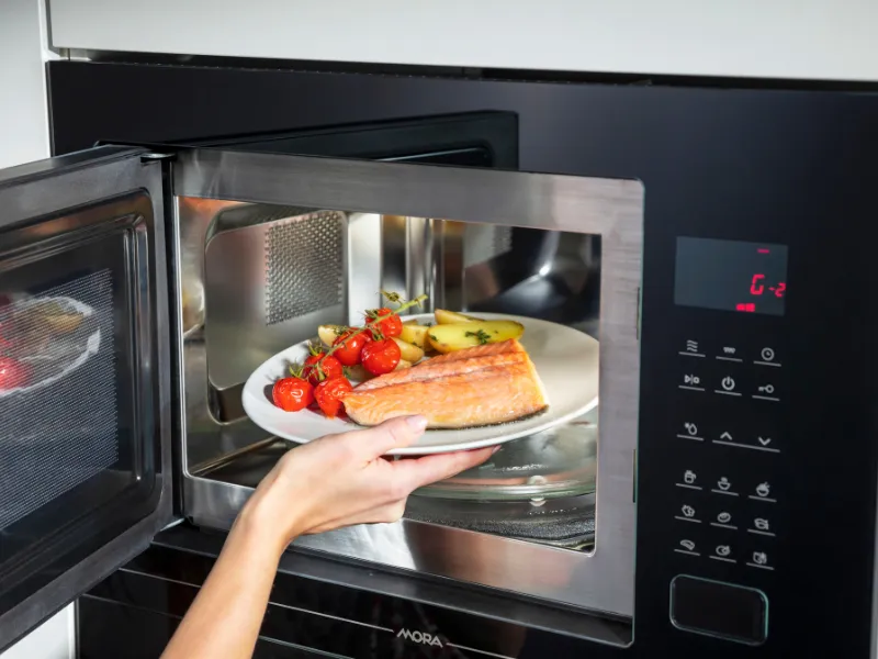 Grilovanie v mikrovlnke Mora VMT 445 X je vďaka 1000 W grilu úplne jednoduché a pohodlné s dokonalými výsledkami