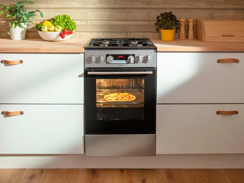 Vďaka 2 sklám a reflexnej vrstve sú dvierka rúry sporáka Mora K 5255 AS bezpečné na dotyk.