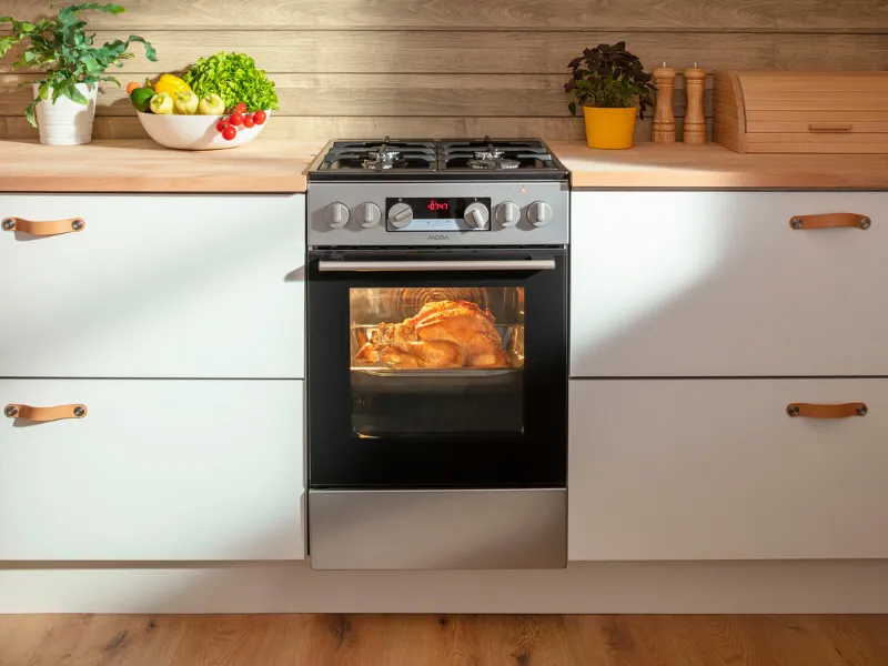 Bezstarostné pečenie pre celú rodinu vďaka extra vnútornému objemu rúry sporáka Mora K 5255 AS